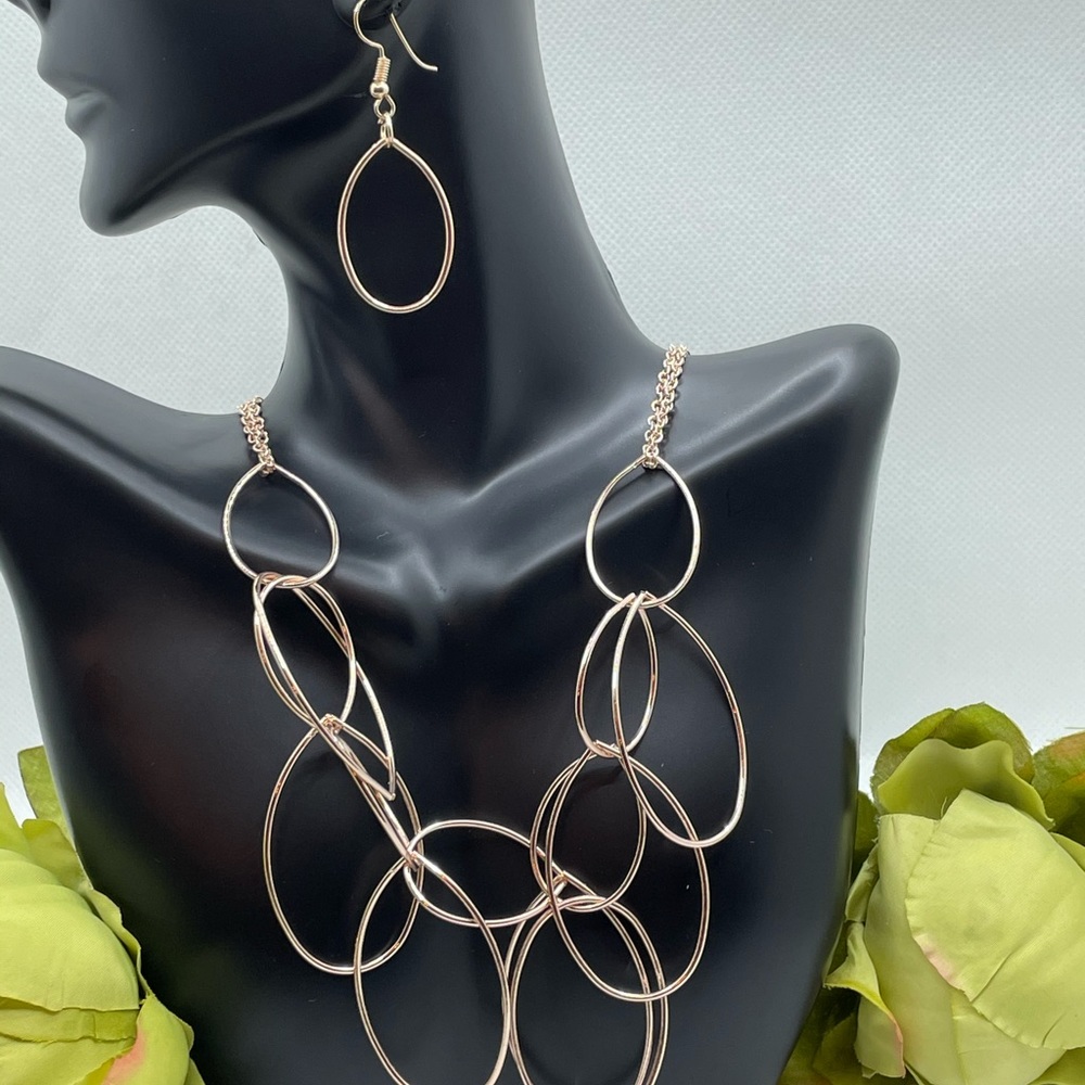 Gold circle necklace with earrings set